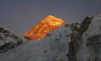 Dutch Man, Australian Woman Die on Descent From Mount Everest Summit