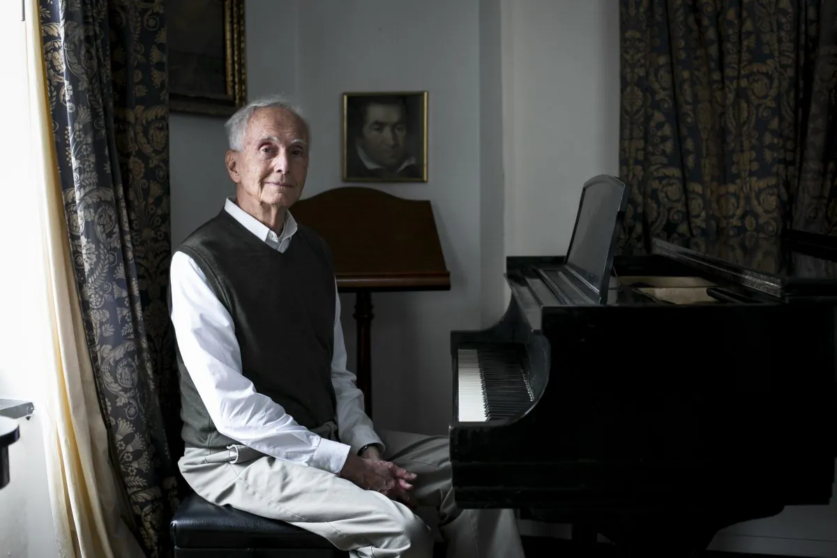 Raymond Beegle at the piano in his home in New York City on May 19, 2016. (Samira Bouaou/Epoch Times)
