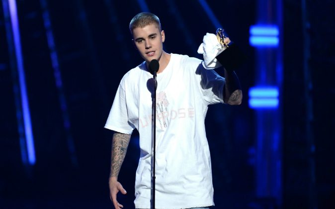 Recording artist Justin Bieber accepts the Top Male Artist award onstage during the 2016 Billboard Music Awards at T-Mobile Arena on May 22, 2016 in Las Vegas, Nevada. (Kevin Winter/Getty Images)
