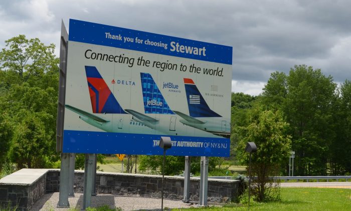 Sign leaving Stewart International Airport in New Windsor on July 1, 2015. (Yvonne Marcotte/Epoch Times)