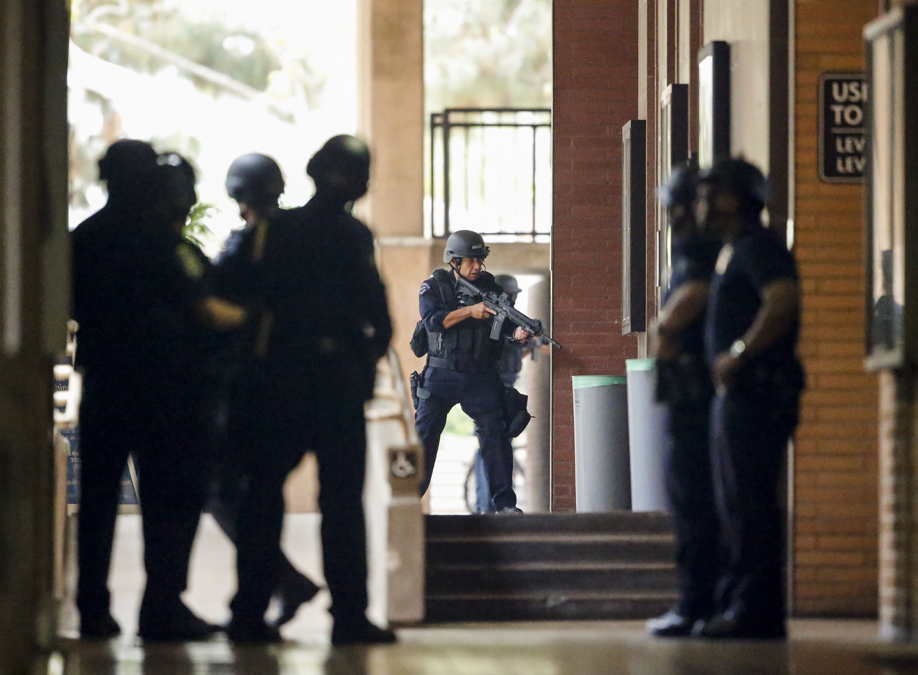 Tembak dalam. UCLA Police.