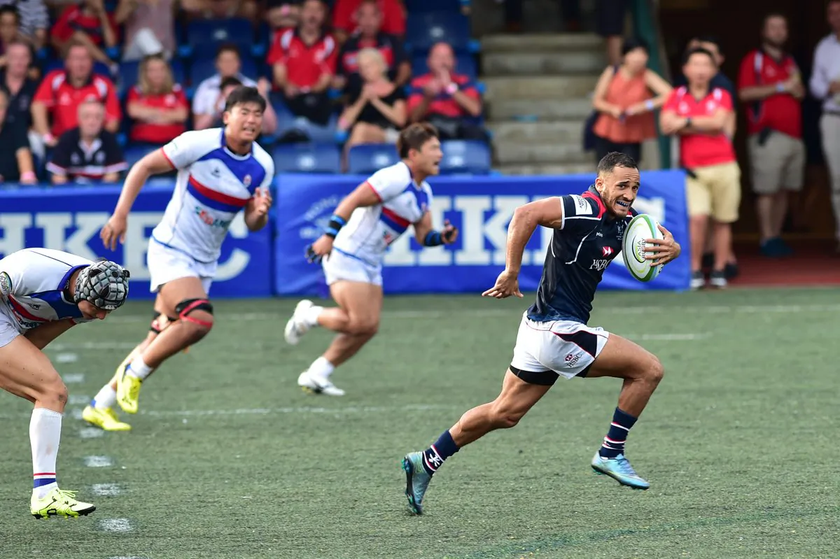 Hong Kong’s Flyhalf Ben Rimene scooped-up a loose ball, dropped by the Korean backs, ran 30m evading the Korean defence, to score under the posts, and convert his own try to even the score at 7-7 in the Asian Rugby Championship game in Hong Kong on Saturday June 4, 2016. (Bill Cox/Epoch Times)
