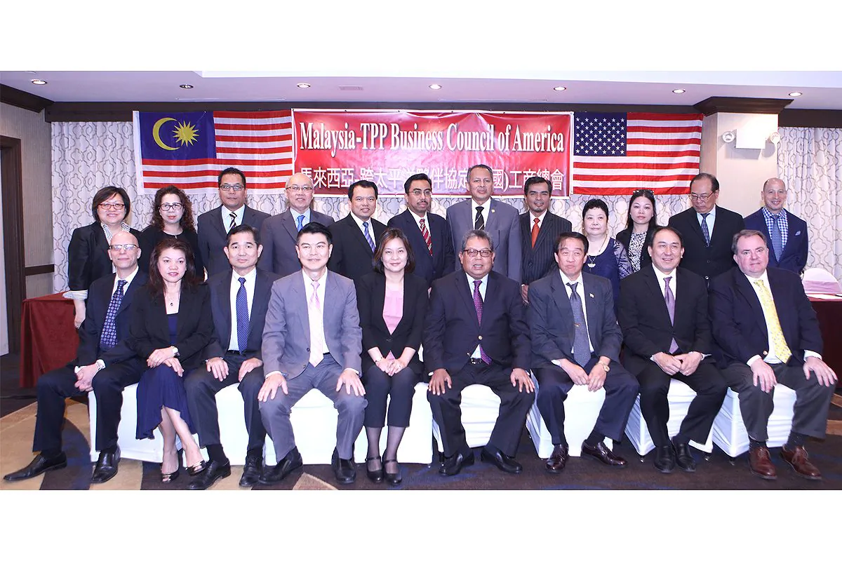 "Malaysia-TPP Business Council of America" members, including former Malaysian Ambassador Awang Adek bin Hussin (front row, 4th R) and Malaysian businessman Kim Bong (3rd R), who cofounded the Council. (Courtesy of Kim Bong)