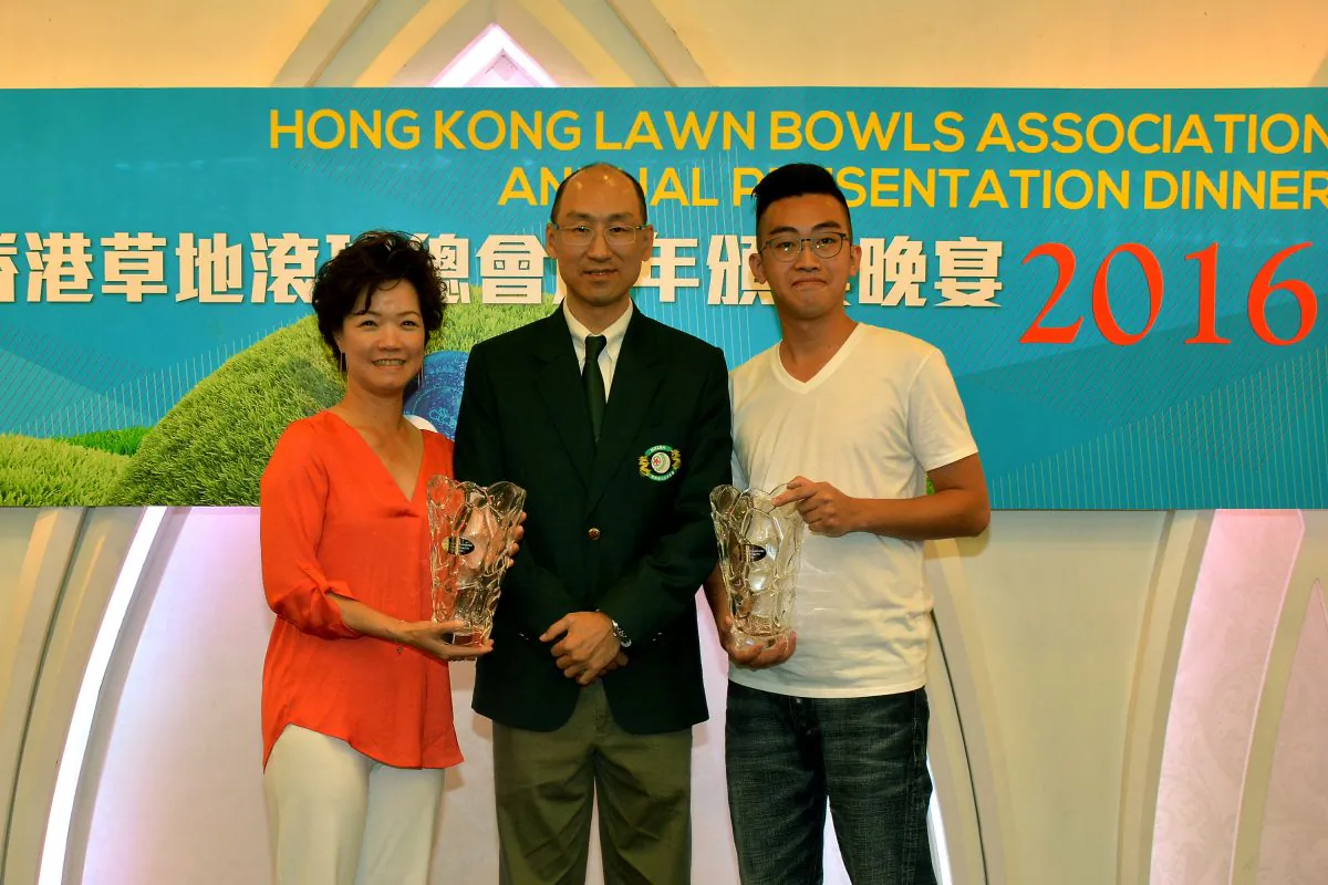 Walter Kwok, Vice President Competitions of HKLBA presents trophies to winners of the 2015 Bowler of the Year awards Presentation Dinner on May 27, 2016, Tammy Tham and Jordi Lo. (Michael Worth)
