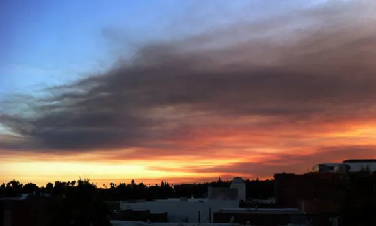 Thousands Flee Wildfire Near LA as It Approaches Neighborhood of Kanye West, Kardashians