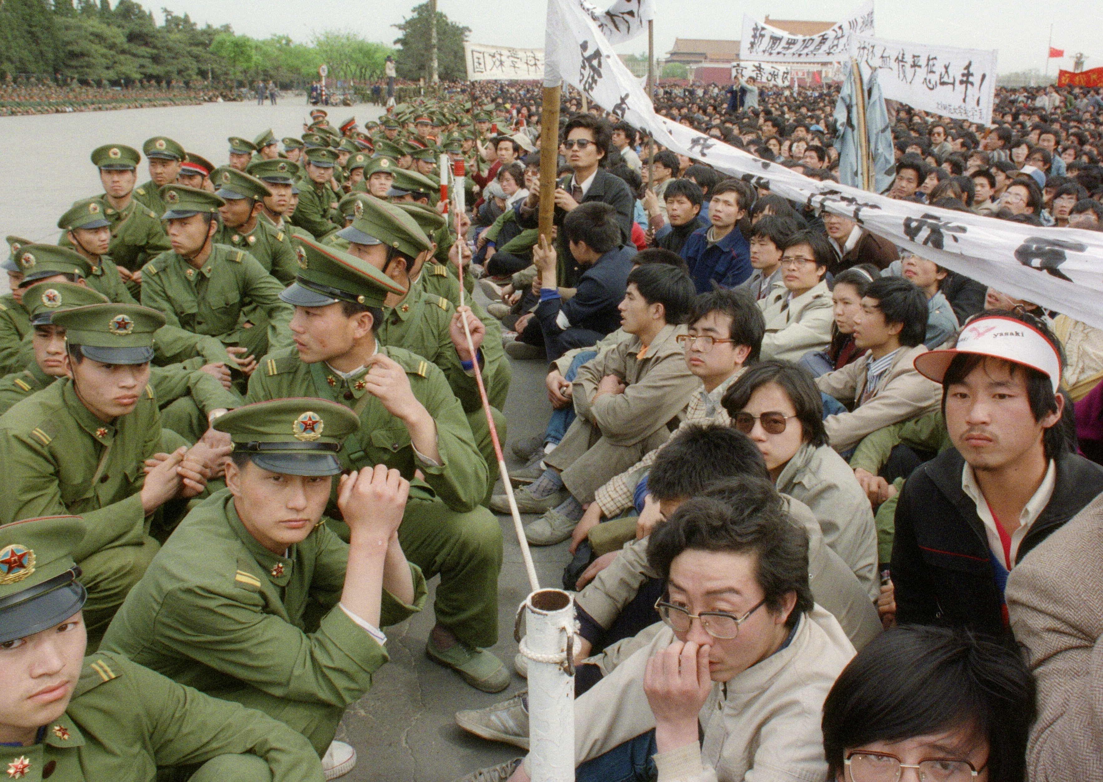 Защитить китайский. Китай площадь Тяньаньмэнь 1989. Пекин площадь Тяньаньмэнь 1989 год. Площадь Тяньаньмэнь июнь 1989. Восстание студентов в Китае на площади Тяньаньмэнь 1989.