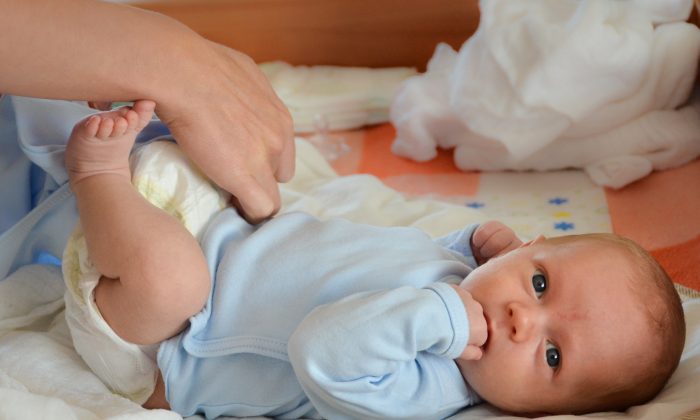 Best Diaper Changing Technique for Newborns to Reduce Colic