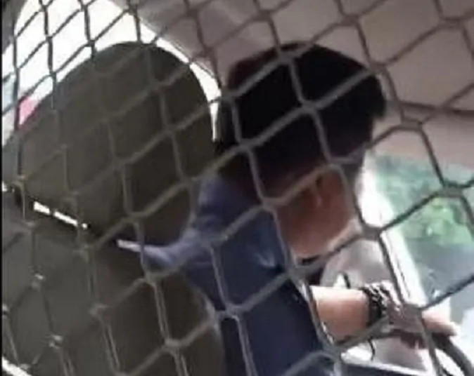 A screenshot from the video taken by one of the women, showing the police officer. (Screenshot via Miaopai)