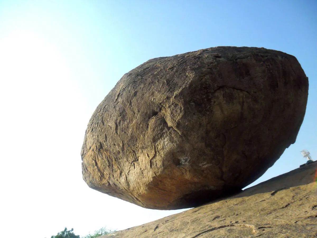 A large boulder, known as Krishna's Butter Ball, in Mahabalipuram, India. (Viswa2625/CC BY-SA)