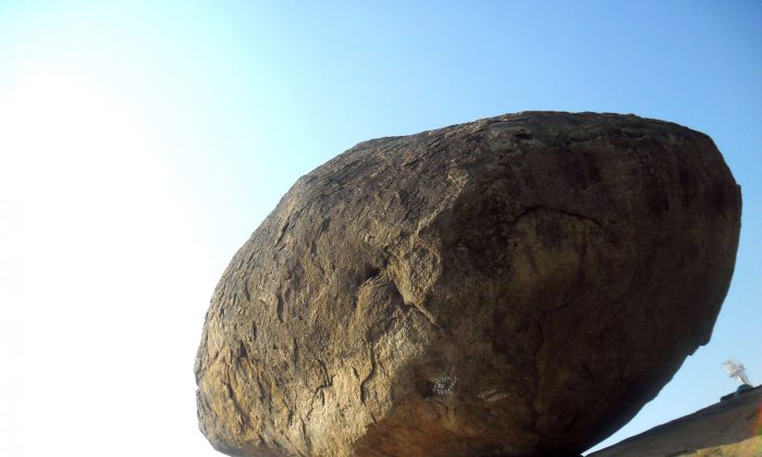 A large boulder, known as Krishna's Butter Ball, in Mahabalipuram, India. (Viswa2625/CC BY-SA)