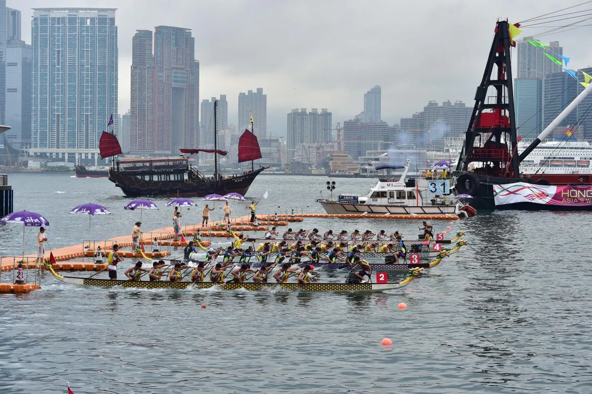 Dragon Boats set off on race 31 of the Hong Kong Dragon Boat Carnival at the Central Harbour front on Sunday June 12, 2016. (Bill Cox/Epoch Times)
