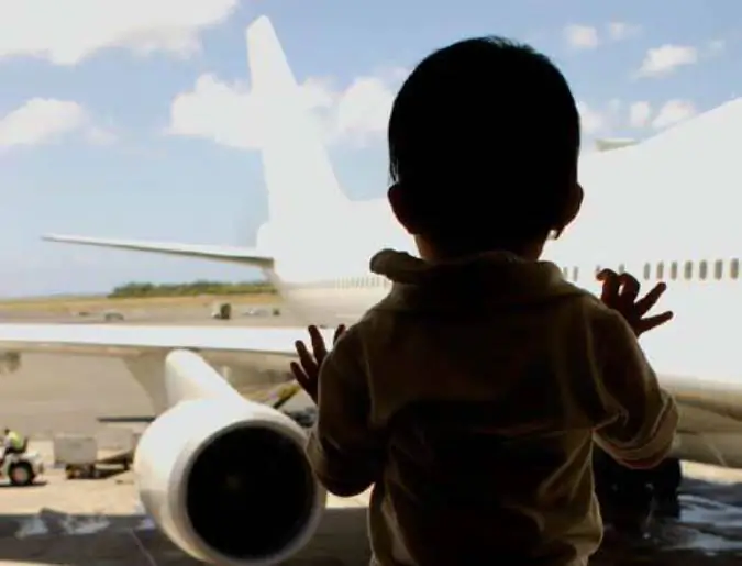 How to protect your child when traveling alone? (Public Domain)