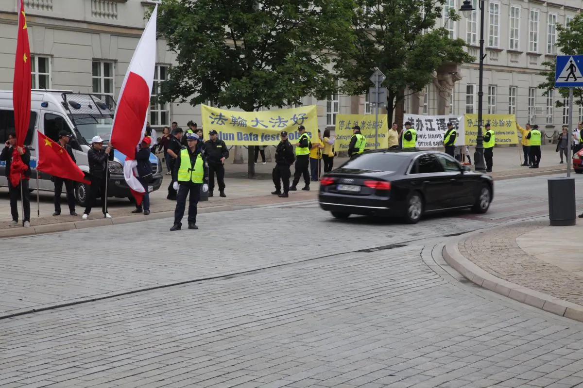 Falun Gong practitioners protest during the visit of Chinese Communist leader Xi Jinping, in Warsaw on June 20, 2016. (Epoch Times)