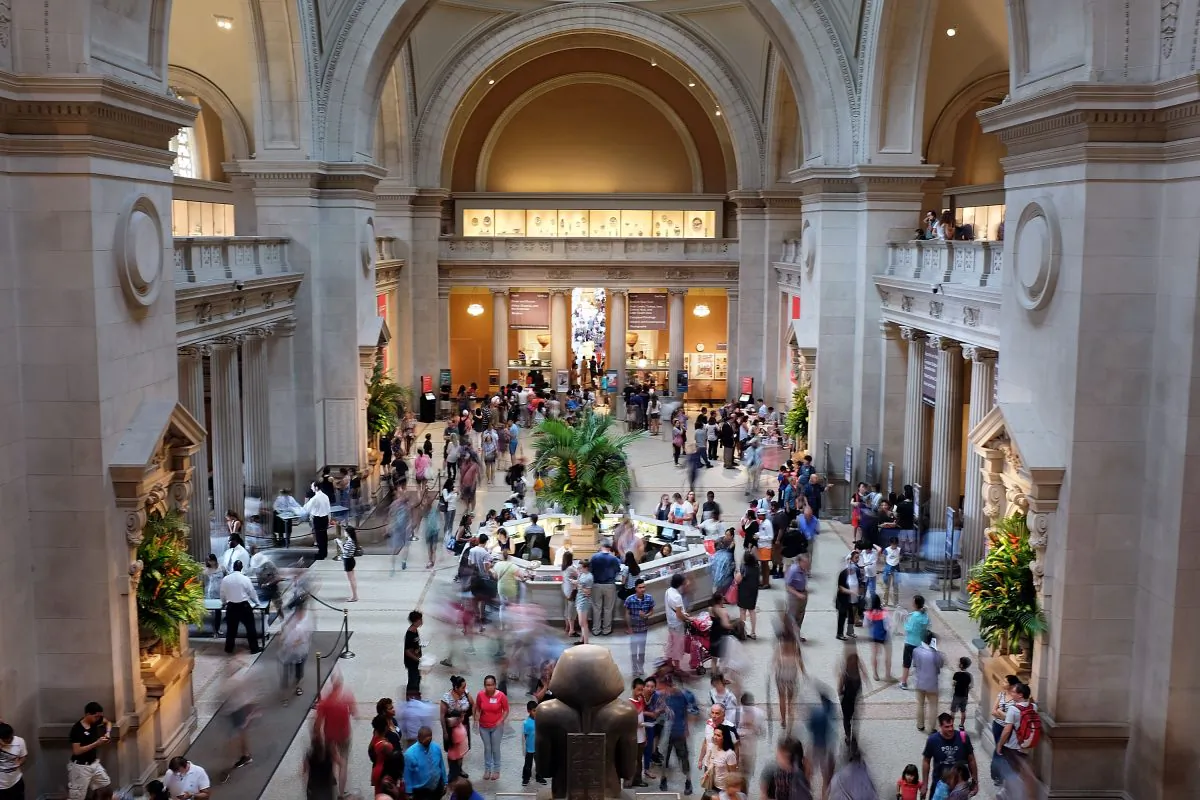 NEW YORK, NY - JULY 30: Hundreds of people walk through the Great Hall at the Metropolitan Museum of Art (the Met) on July 30, 2015 in New York City. (Spencer Platt/Getty Images)