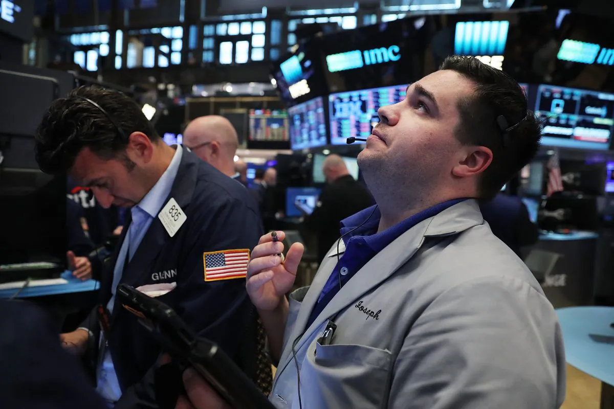 Traders work on the floor of the New York Stock Exchange (NYSE) following news that the United Kingdom has voted to leave the European Union on June 24. (Spencer Platt/Getty Images)