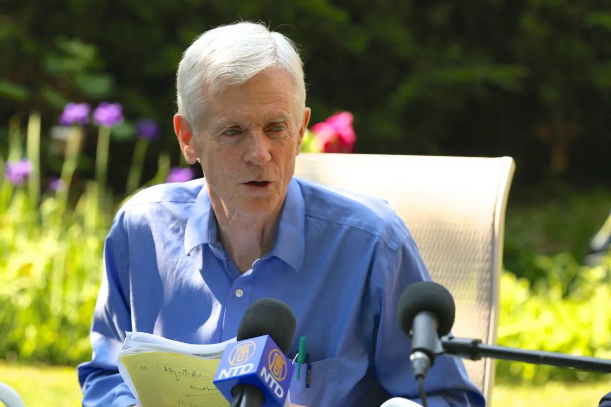 Former Canadian minister David Kilgour speaks to reporters in Ottawa on June 24, 2016 about the updated report organ harvesting in China that he wrote with David Matas and Ethan Gutmann. (Jonathan Ren/Epoch Times)