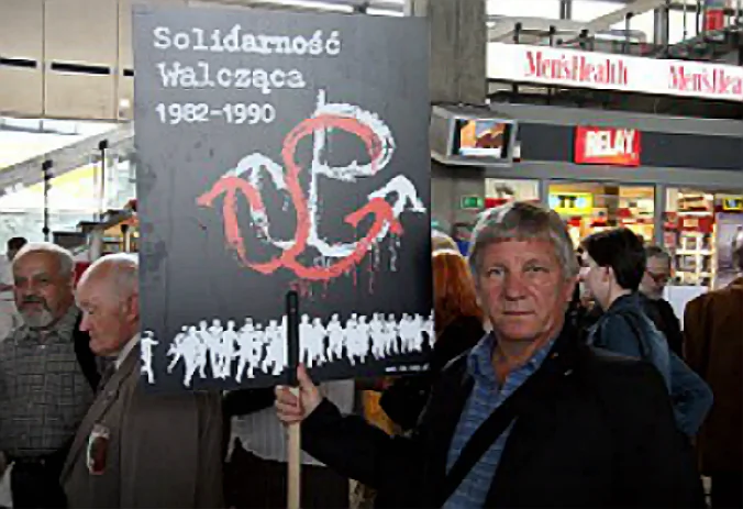 CELEBRATING VICTORY: Polish supporters of the anti-communist Fighting Solidarity organization gather to celebrate its 25th anniversary in Warsaw on June 14, 2007. (Jan Jekielek/The Epoch Times)