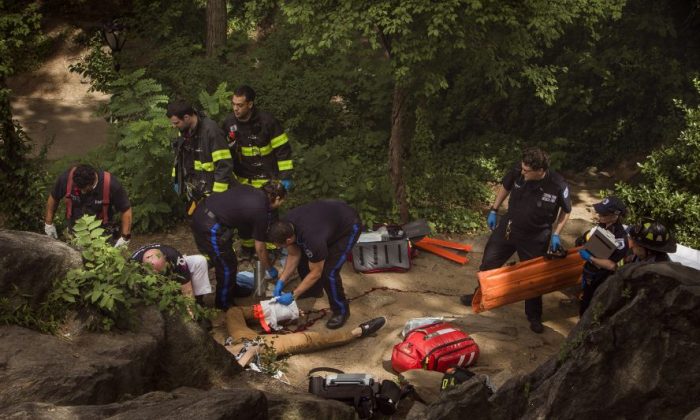 A man, center bottom, bleeds from his injured leg as he gets helped from paramedics, firemen, and police in Central Park in New York, Sunday, July 3, 2016. Police and emergency responders took the man on a stretcher from New Yorks Central Park after people near the area reported hearing some kind of explosion. Fire officials say it happened shortly before 11 a.m., inside the park at 68th Street and Fifth Avenue. Authorities say the man suffered serious injuries and was taken to the hospital. (AP Photo/Andres Kudacki)