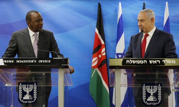 Kenya's President Uhuru Kenyatta (L) stands next to Israeli Prime Minister Benjamin Netanyahu as they deliver joint statements in Jerusalem on Feb. 23, 2016. (Amir Cohen, Pool via AP)