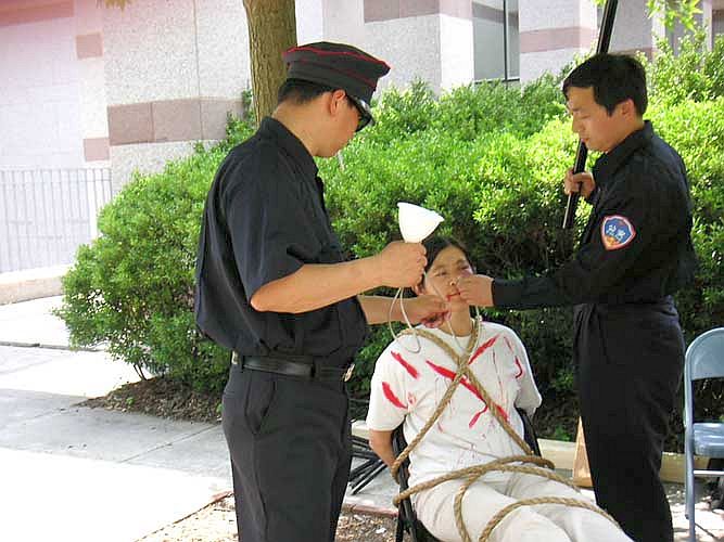 A Falun Gong demonstration in Chicago showing how Communist Party officials force-feed practitioners in prison (Minghui.org)