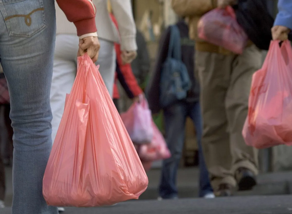 People walk with groceries in plastic bags in San Francisco, Calif., on March 28, 2007. (David Paul Morris/Getty Images)