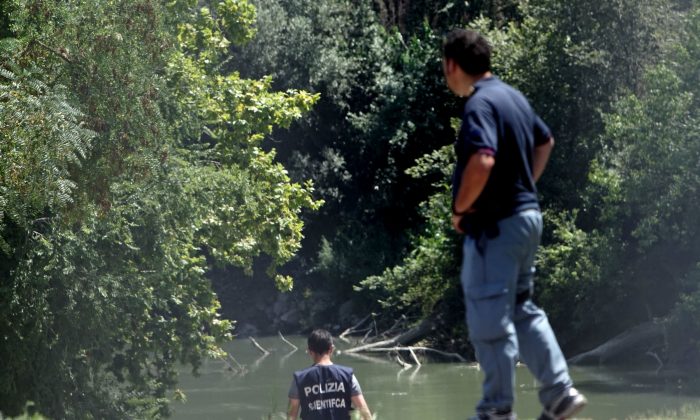 Italian Police inspect the banks of the Tiber river in Rome where the body of a young man was found, Monday, July 4, 2016. (AP Photo/Andrew Medichini)