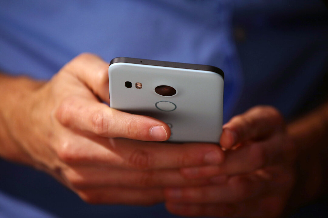 A person holds a phone in San Francisco, California, on Sept. 29, 2015. (Justin Sullivan/Getty Images)