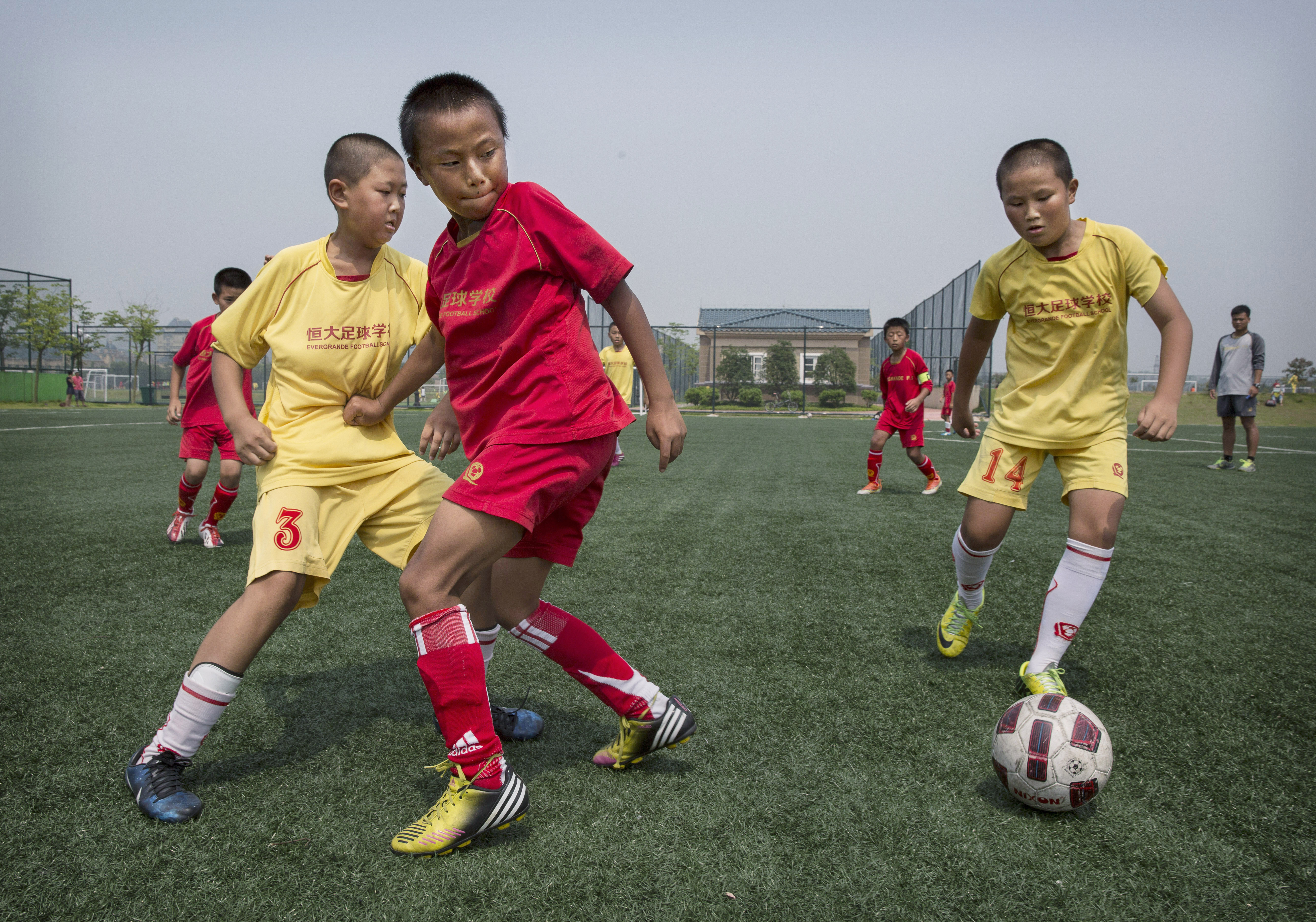 Китайский футбол. Китайские футболисты. Футбольная школа в Китае. Футбол в Китае. Спорт Китая футбол.