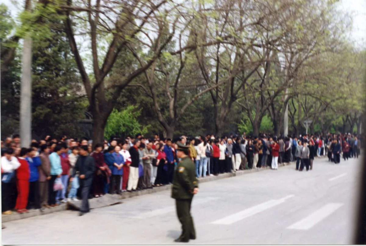 Falun Gong practitioners gather near Zhongnanhai to peacefully appeal for their freedom of belief, in Beijing on April 25, 1999. (Courtesy of Minghui.org)