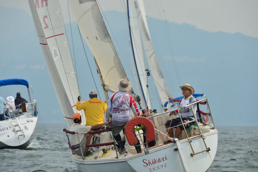 ‘Shikari’ 2nd in the HKPM Division of the Hebe Haven Summer Saturday Race on July 9, 2016, sets off from the start. (Bill Cox/Epoch Times)
