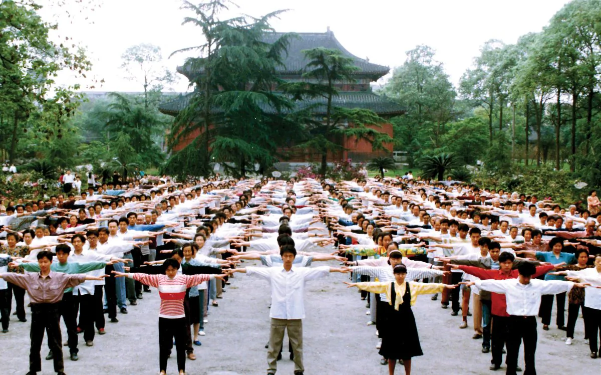 Falun Gong practitioners exercise in Chengdu, China's Sichuan Province before the persecution began in 1999.  (Courtesy of en.minghui.org)