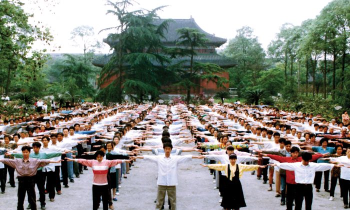 Falun Gong practitioners exercise in Chengdu, China's Sichuan Province before the persecution began in 1999.  (courtesy of en.minghui.org)