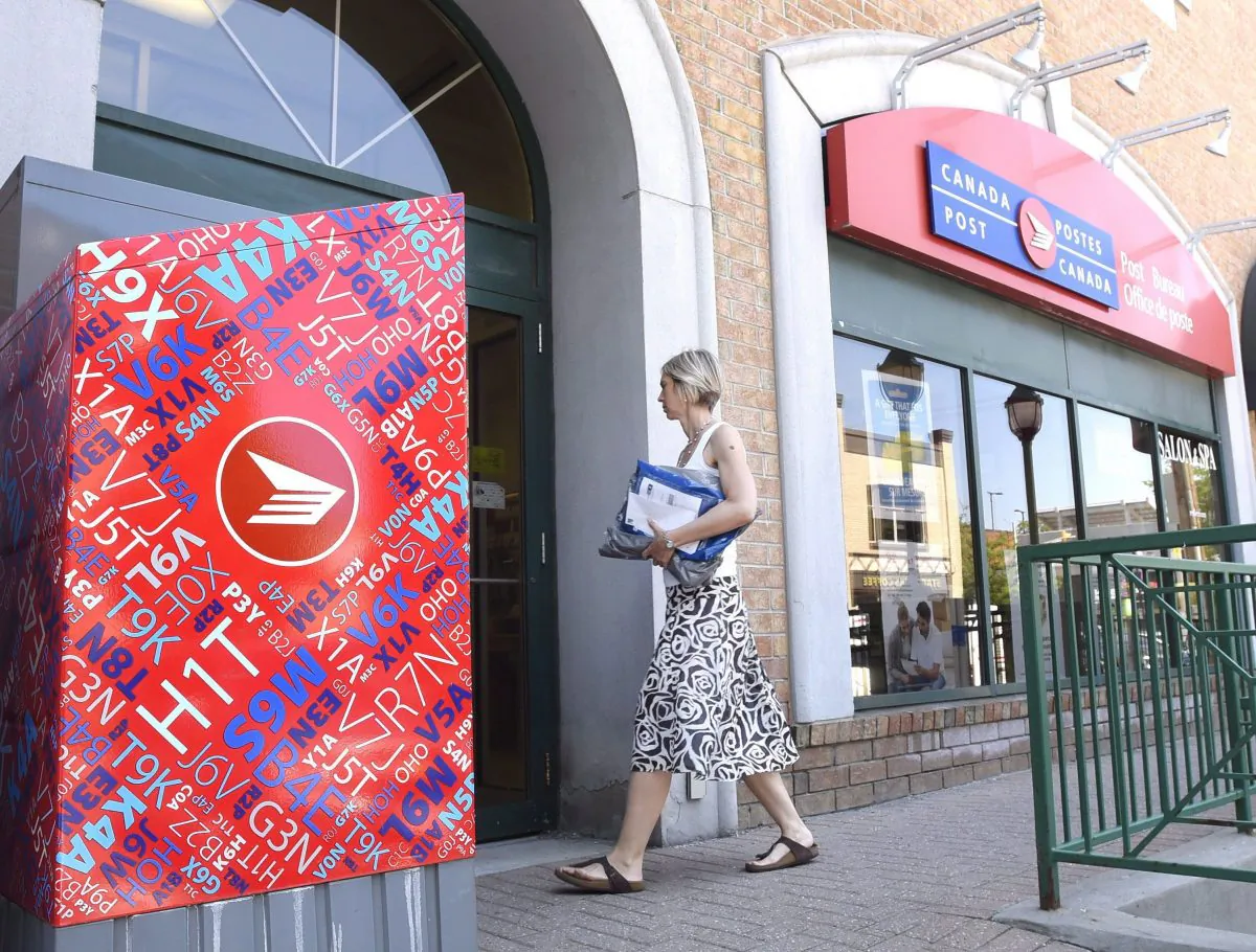 A customer enters a Canada Post mail outlet in Ottawa, in a file photo. (The Canadian Press/Justin Tang)