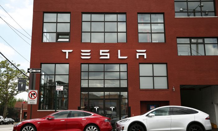 Tesla vehicles outside a Tesla showroom and service center in Brooklyn, New York, on July 5, 2016. (Spencer Platt/Getty Images)