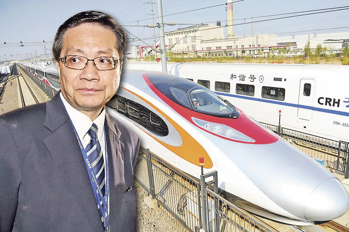 Anthony Cheung Bing-leung, Secretary for Transport and Housing, with China made trains. After knowing of quality problems MTR still went ahead and ordered 93 new trains
costing HK$6 billion from the same company in Qingdao. (Composed photo/Epoch Times)