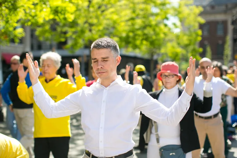 Falun Gong practitioners meditate at Union Square in New York. (Benjamin Chasteen/Epoch Times)
