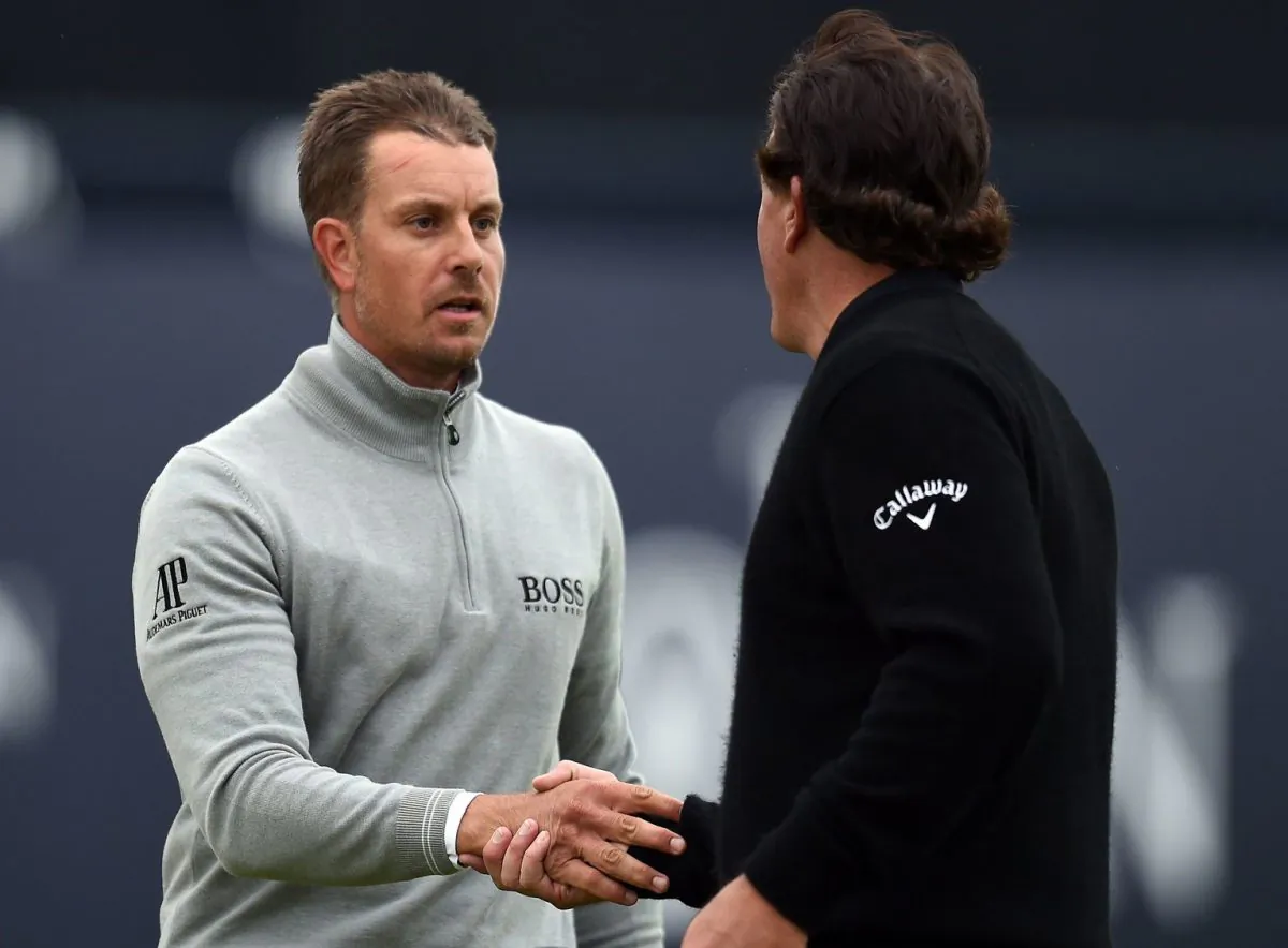 US golfer Phil Mickelson (R) and Sweden's Henrik Stenson shakes hands on the 18th green after their third rounds on day three of the 2016 British Open Golf Championship at Royal Troon in Scotland on July 16, 2016.
Sweden's Henrik Stenson leads the British Open by a single shot from Phil Mickelson after the third round following his superb 68 on Saturday. Stenson, bidding to win his first major at the age of 40, had five birdies and two bogeys in his three-under-par round to move to 12-under for the championship.
/ AFP / GLYN KIRK / RESTRICTED TO EDITORIAL USE (Photo credit should read GLYN KIRK/AFP/Getty Images)