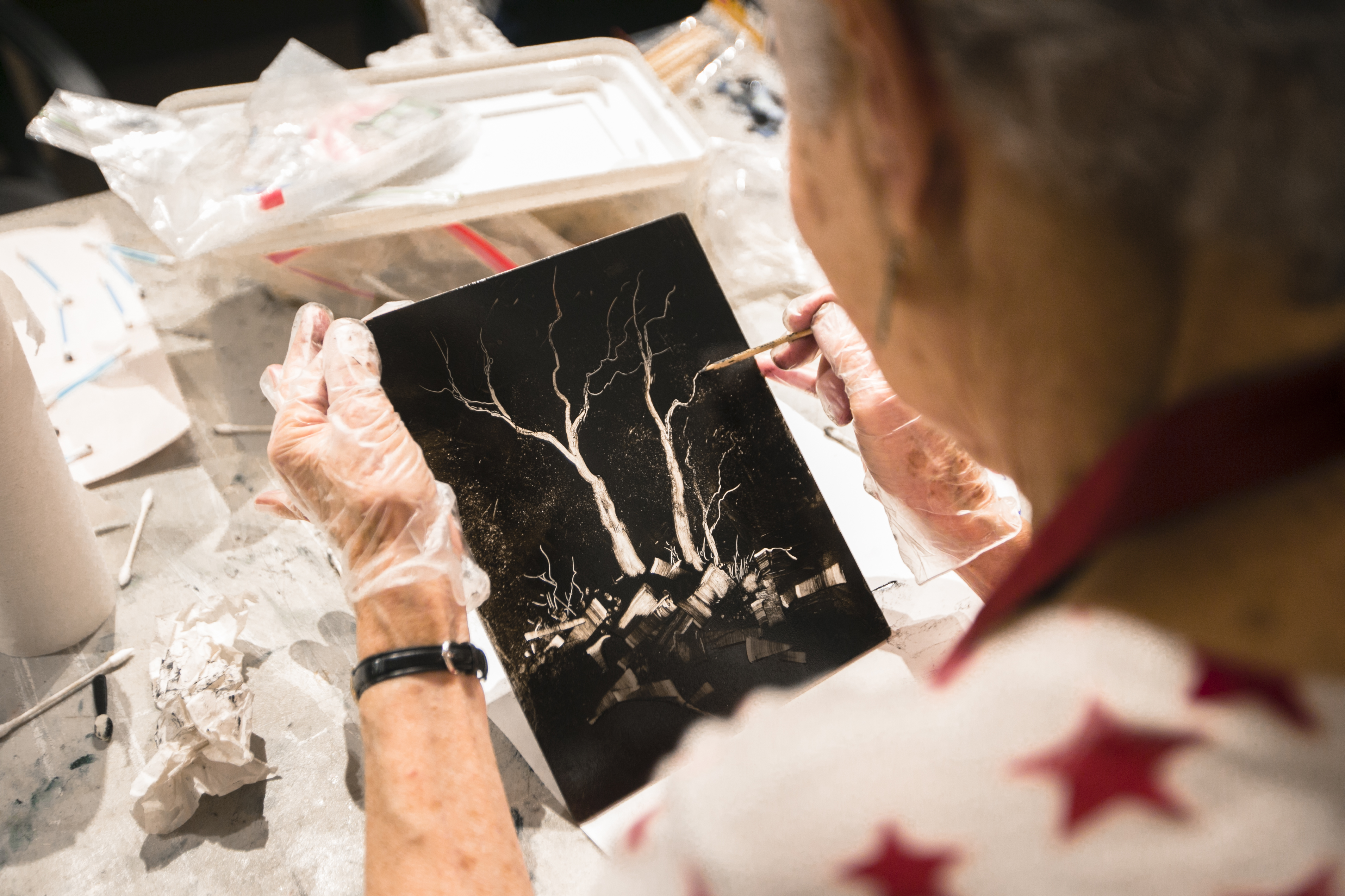 A woman draws on a plate to create a monotype at the Salmagundi Club on July 12, 2016. (Samira Bouaou/Epoch Times)