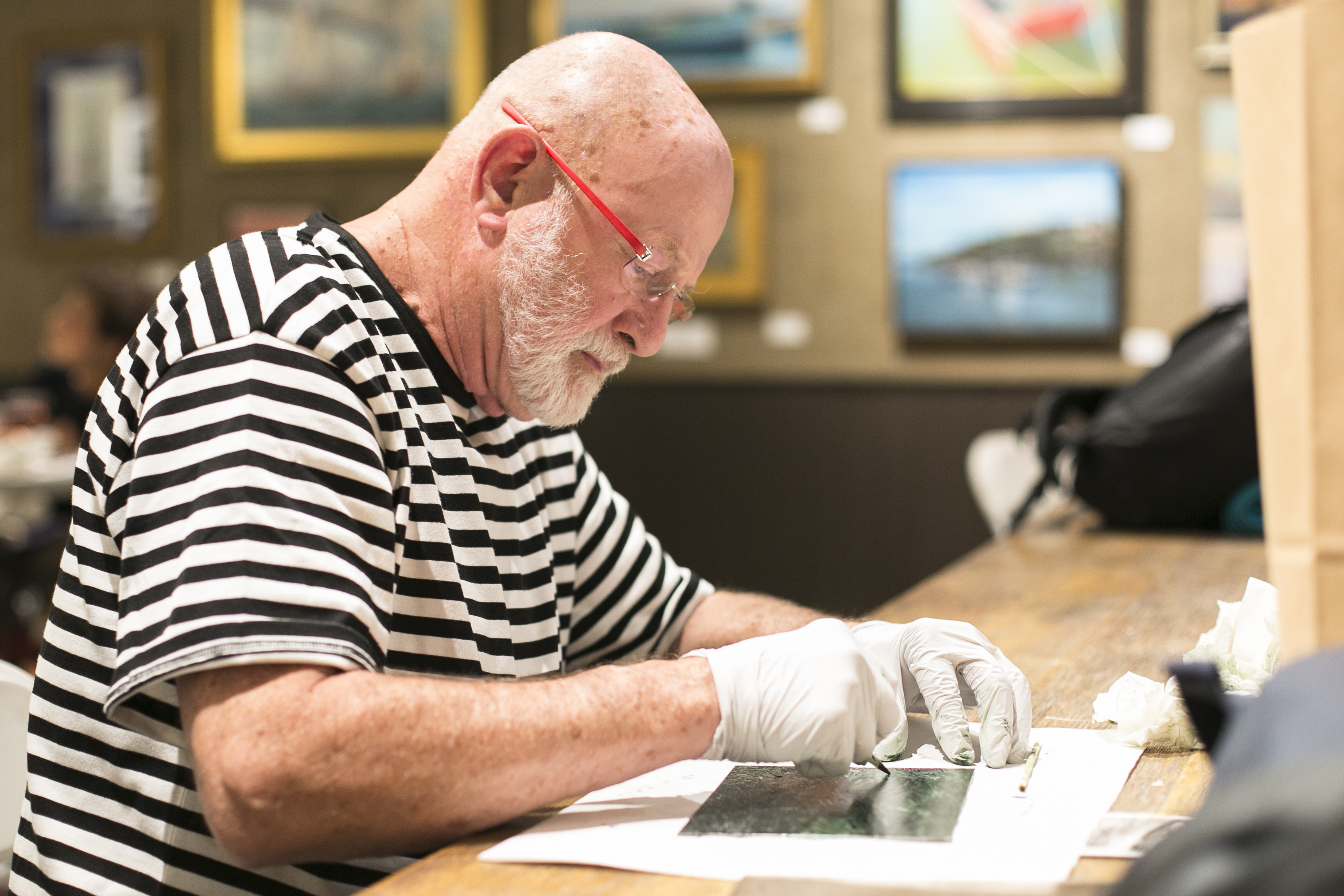People create Monotype prints at the monthly monotype party of the Salmagundi Club in Greenwich Village, New York on July 12, 2016. (Samira Bouaou/Epoch Times)