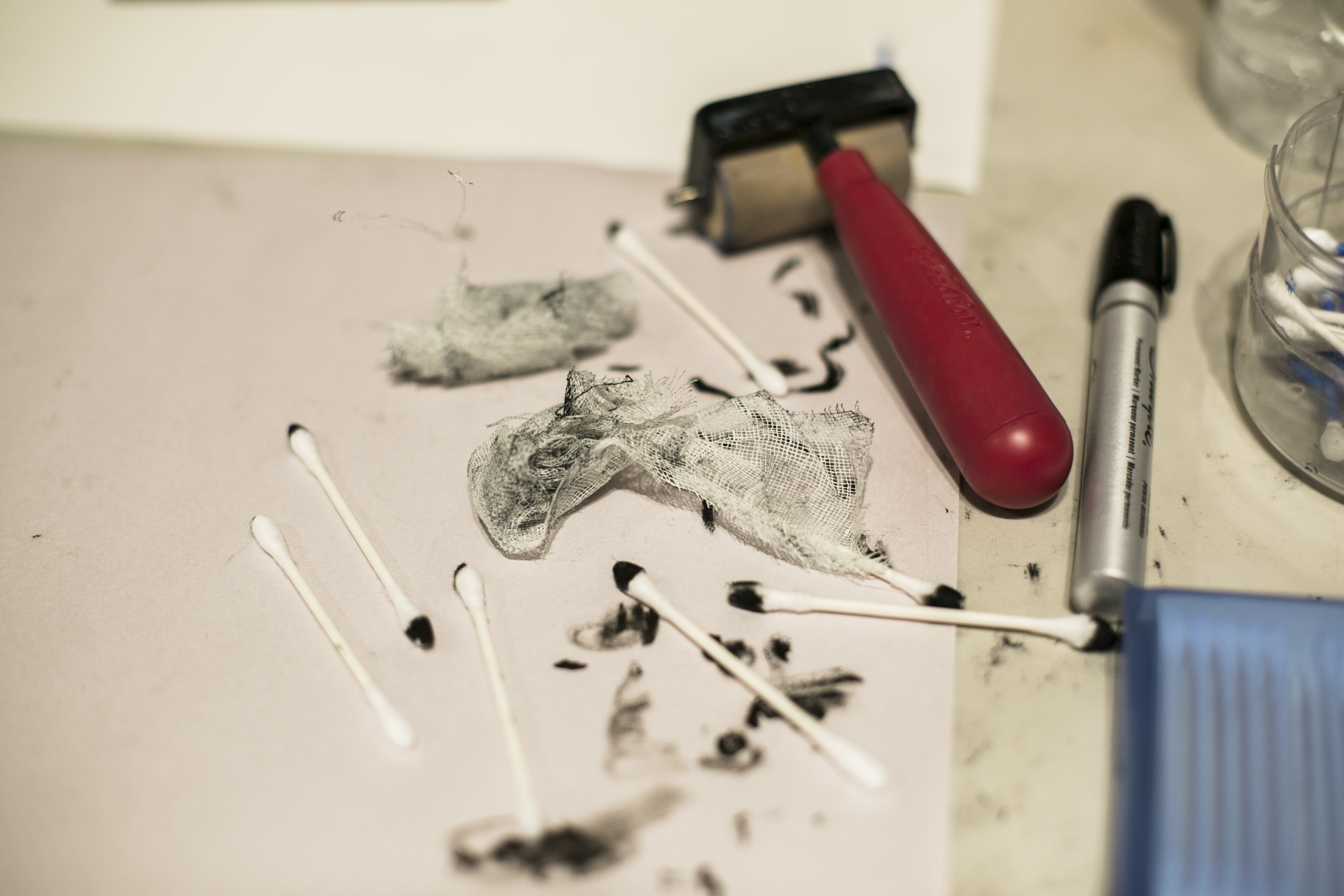People create Monotype prints at the monthly monotype party of the Salmagundi Club in Greenwich Village, New York on July 12, 2016. (Samira Bouaou/Epoch Times)