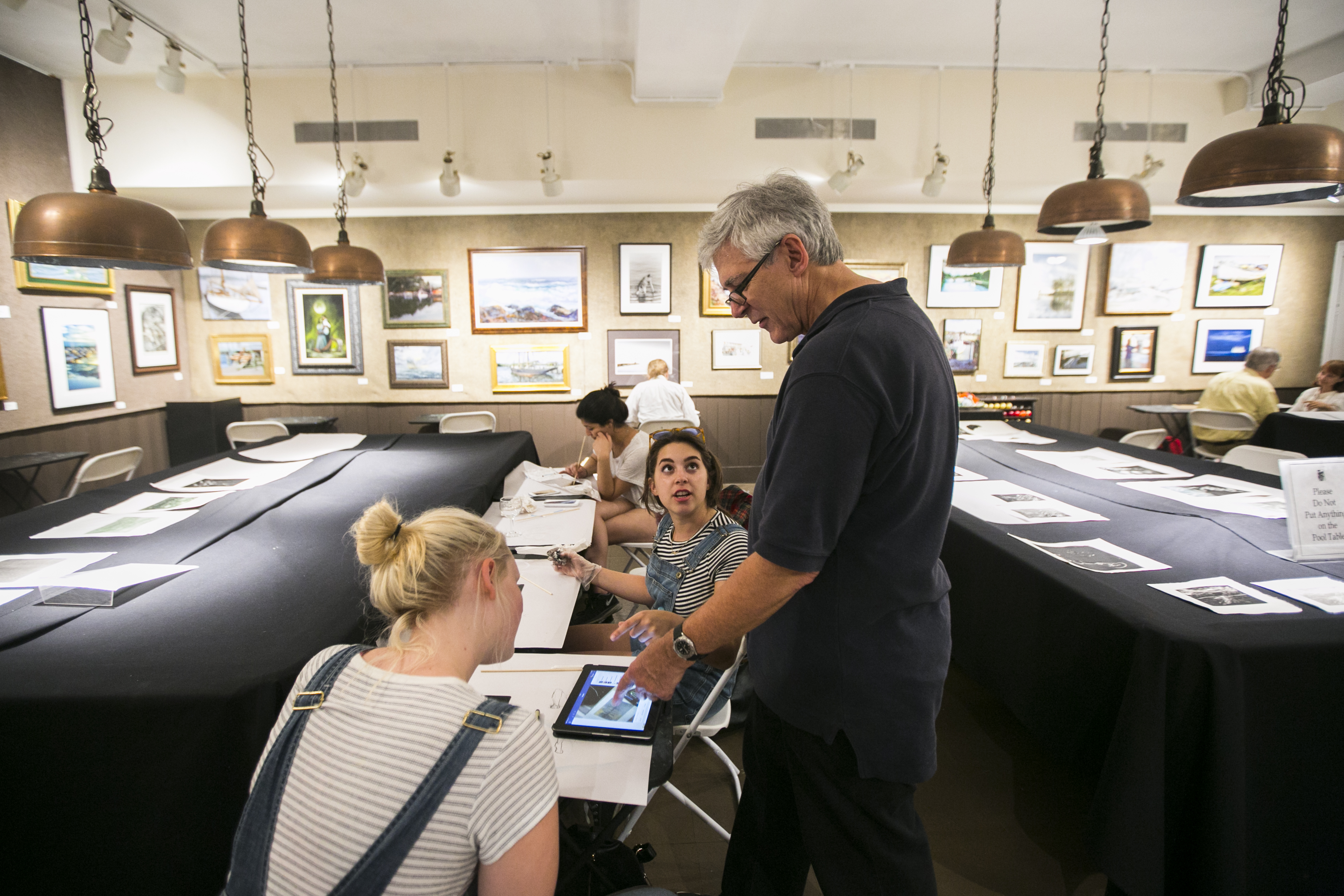 Salmagundi Club President, Robert W. Pillsbury hosts the club's monthly Monotype Party at the Salmagundi Club in Greenwich Village, New York on July 12, 2016. (Samira Bouaou/Epoch Times)