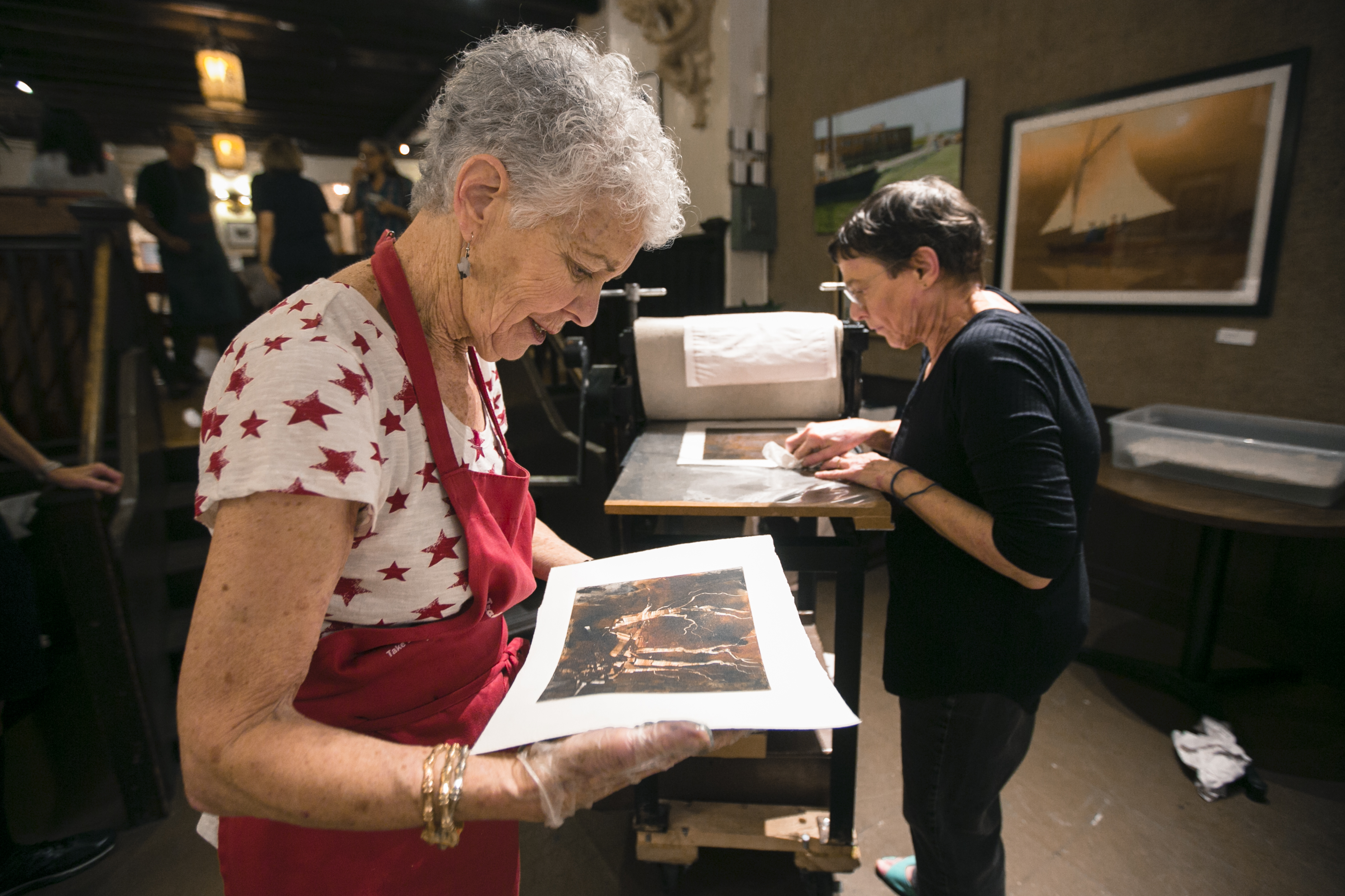 People create Monotype prints at the monthly monotype party of the Salmagundi Club in Greenwich Village, New York on July 12, 2016. (Samira Bouaou/Epoch Times)