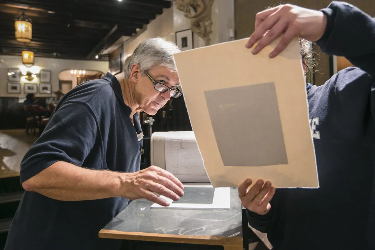 Salmagundi Club President, Robert W. Pillsbury hosts the club's monthly Monotype Party at the Salmagundi Club in Greenwich Village, New York on July 12, 2016. (Samira Bouaou/Epoch Times)