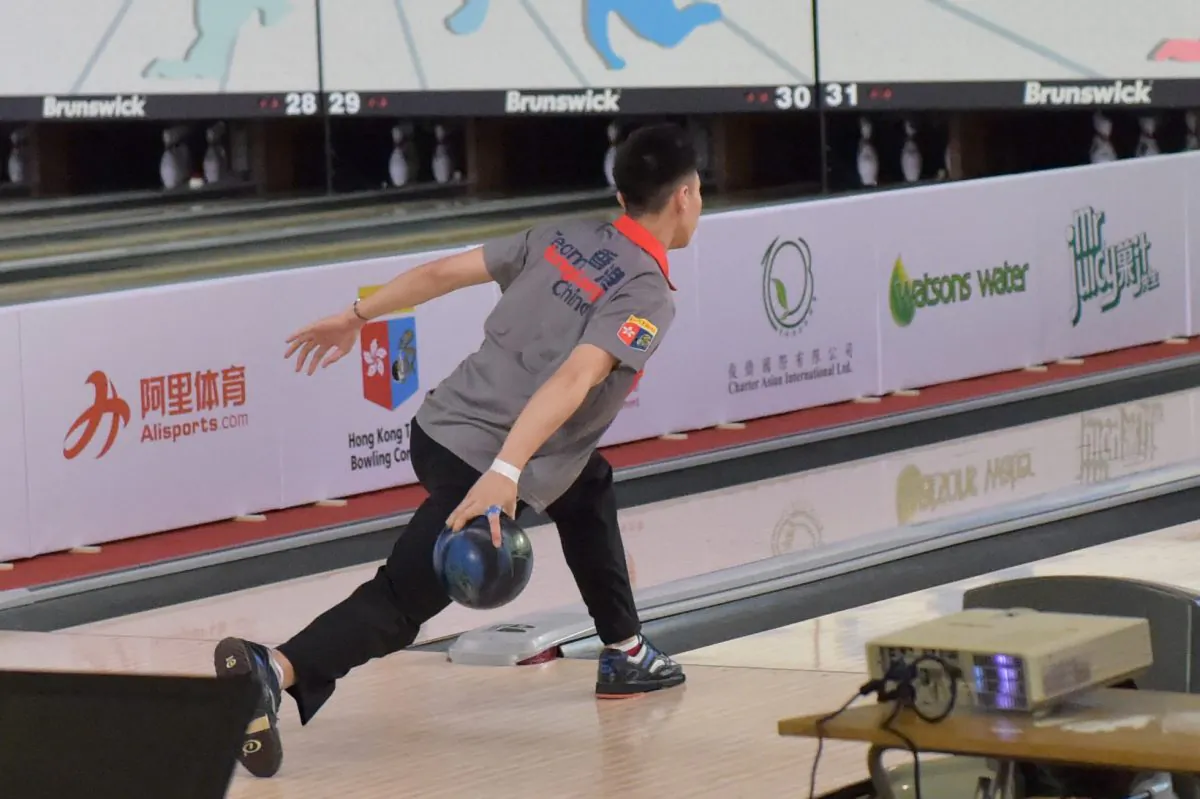 Michael Mak of Hong Kong wins a close contest against Indonesian Hardy Rachmadian to clinch the 2016 ABF Tour, Hong Kong Final, on Monday July 18, 2016. (Bill Cox/Epoch Times}