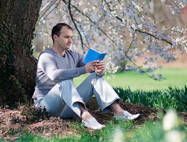 A person studies the central text of Falun Gong, "Zhuan Falun," which outlines its moral philosophy and principles. (Courtesy of minghui.org)