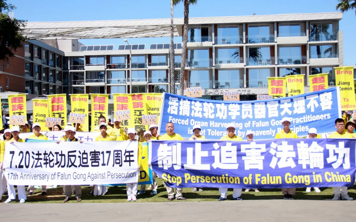 Falun Gong practitioners raise awareness about organ harvesting and other human rights crimes in China, with residents and tourists in Santa Monica, Calif., on July 17. (Xu Touhui/Epoch Times)