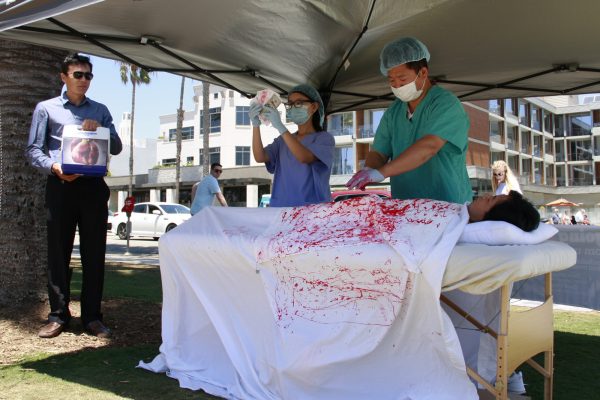 Falun Gong practitioners raise awareness about organ harvesting and other human rights crimes in China, with residents and tourists in Santa Monica, Calif., on July 17. (Xu Touhui/Epoch Times)