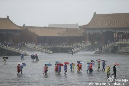 Tourists streaming into the ancient Forbidden City in Beijing on July 20, as the violent rainstorm paralyzed the capital of China. (Weibo.com)