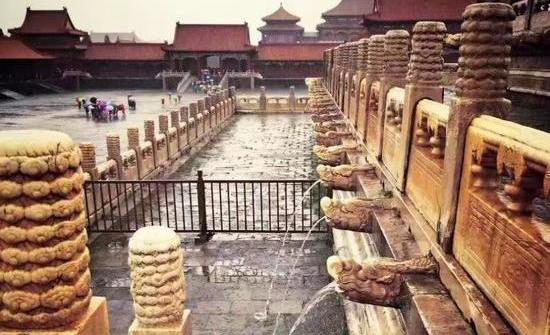 The drainage holes of the Forbidden City, an architecture that has stood for hundreds of years in China. (Weibo.com)