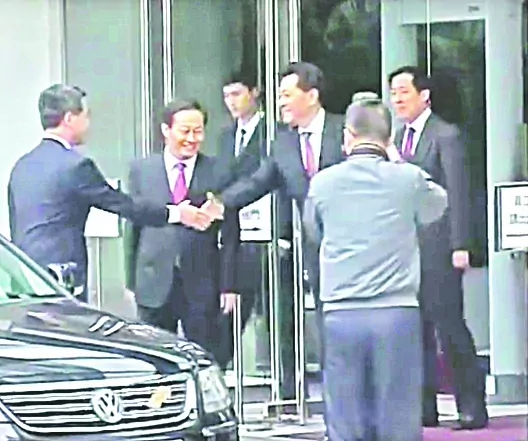 Li Gang (R) then deputy director of the Liaison Office in Hong Kong, bids farewell to Leung Chun-ying (L) at the Liaison Office in 2012. Leung was visiting the Liaison Office to express his thanks after being elected Hong Kong chief executive. (Screenshot)